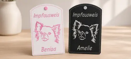 Personalisierte Impfpasshülle aus Kunstleder mit einem gestickten Yorkshire Terrier, Pfötchen und dem Namen des Hundes.