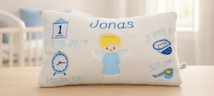 Kuscheliges, personalisiertes Kissen zur Geburt und Taufe, hochwertig bestickt mit Namen und Geburtsdaten.