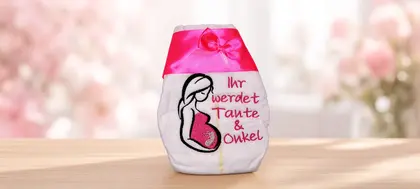 Bestickte Babywindel als Geschenk zur Schwangerschaftsverkündung für Tante und Onkel.