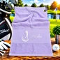 Preview: Personalisiertes Golfhandtuch in Hellila mit Golferin und Wunschname
