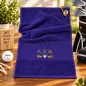 Preview: Golfhandtuch Dunkellila Golfschläger in Goldfarbe Personalisiert mit Initialen