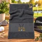 Preview: Golfhandtuch Dunkelgrau Golfschläger in Goldfarbe Personalisiert mit Initialen