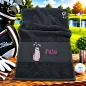 Preview: Golfhandtuch Schwarz Personalisiert mit Golftasche und Namen in Pink