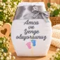 Preview: Bestickte Geschenk-Windel auf Türkisch mit der Aufschrift Amca ve Yenge Oluyorsunuz und kleiner Schleife zur Schwangerschaftsverkündung.