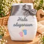 Preview: Bestickte Geschenk-Windel auf Türkisch mit der Aufschrift Hala Oluyorsun und kleiner Schleife zur Schwangerschaftsverkündung.