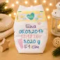 Preview: Personalisierte Babywindel bestickt mit Name, Geburtsdaten, einer Krone und kleinen Fußabdrücken.