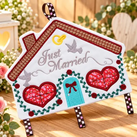 Türanhänger Just Married aus Baumwolle als Hochzeitsgeschenk