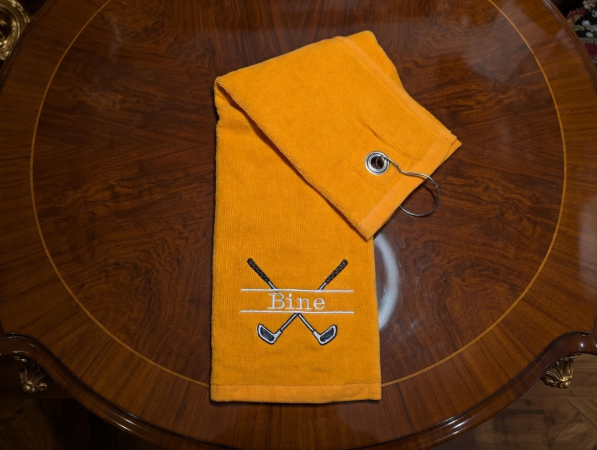 Personalisiertes Golfhandtuch mit Name bestickt