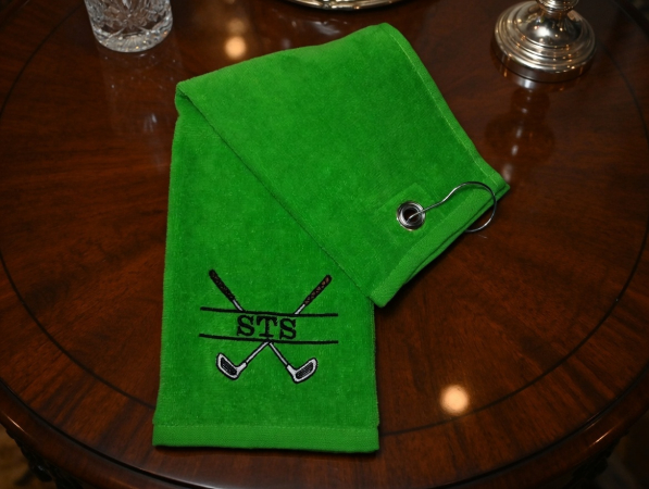 Personalisiertes Golfhandtuch mit Name bestickt