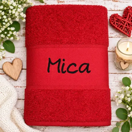 Rotes Handtuch mit Wunschname bestickt