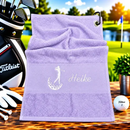 Personalisiertes Golfhandtuch in Hellila mit Golferin und Wunschname