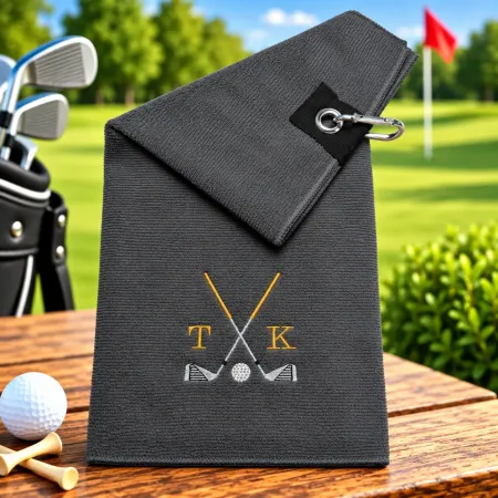 Graues Golfhandtuch mit Initialen T K in Gold bestickt