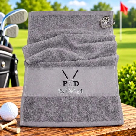 Hellgraues Golfhandtuch mit Initialen P D und Golfmotiv bestickt