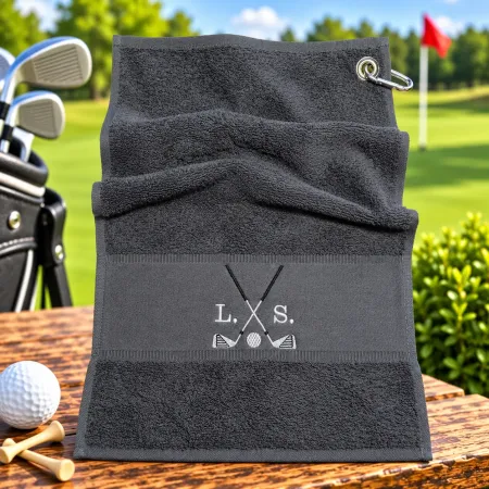 Mittelgraues Golfhandtuch mit Initialen L. S. in Weiß bestickt