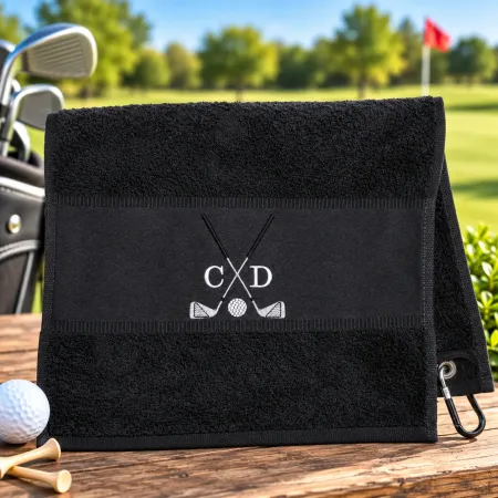 Schwarzes Golfhandtuch mit Initialen C D in Weiß und Golfmotiv bestickt