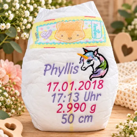Personalisierte Babywindel bestickt mit Name, Geburtsdaten und einem wunderschönen Einhorn-Motiv.