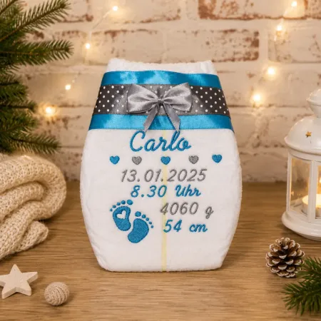 Personalisiertes Windelgeschenk in Türkisblau für Babys, bestickt mit Name, Fußabdruck und den Geburtsdaten.