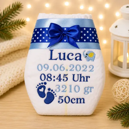 Personalisierte Babywindel bestickt mit Name, Geburtsdaten und einem individuell auswählbaren Tiermotiv.