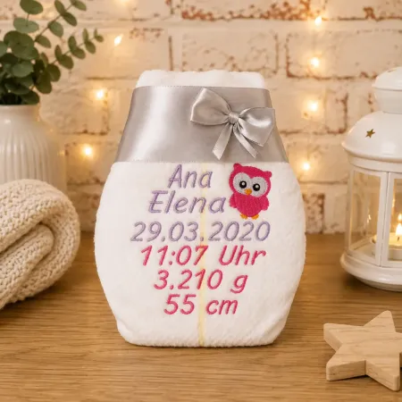 Personalisiertes Windelgeschenk zur Geburt bestickt mit Name, Geburtsdaten und einer süßen Eule.