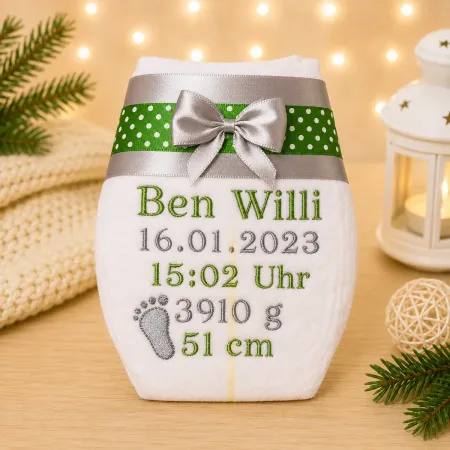 Personalisierte Babywindel bestickt mit Name, Geburtsdaten, Fußabdruck und einem auswählbaren Motiv.