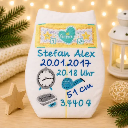 Personalisierte Windel bestickt mit Name, Geburtsdaten und Uhr in Türkisblau und Grau.