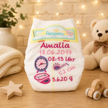 Bestickte Babywindel für Mädchen mit Name und Geburtsdaten in lila, pink und rosa Tönen.