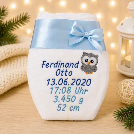 Individuell bestickte Babywindel mit Eulen-Motiv und den Geburtsdaten des Kindes.