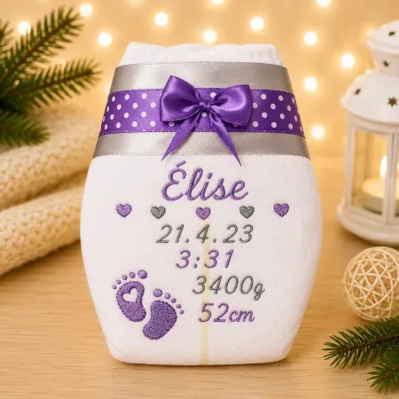 Personalisiertes Windelgeschenk zur Geburt bestickt mit Name, Geburtsdaten und einem feinen Herz.
