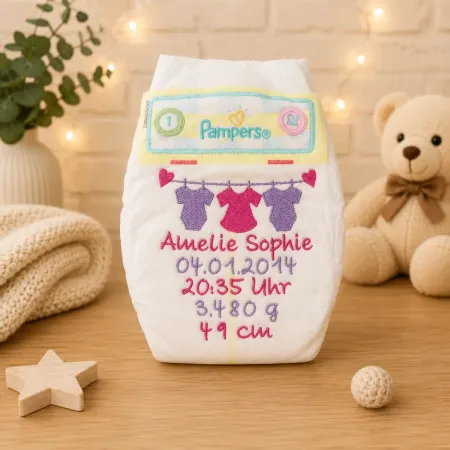 Personalisiertes Windelgeschenk zur Geburt bestickt mit Name, Datum und Geburtsdaten.