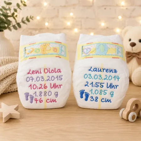 Personalisiertes Windelgeschenk zur Geburt in Größe 0 bestickt mit Name, Fußabdruck und Geburtsdaten.