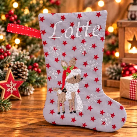 Grauer Nikolausstiefel Größe S mit roten Sternen, Reh mit Weihnachtsmütze und weiß gesticktem Namen Lotte