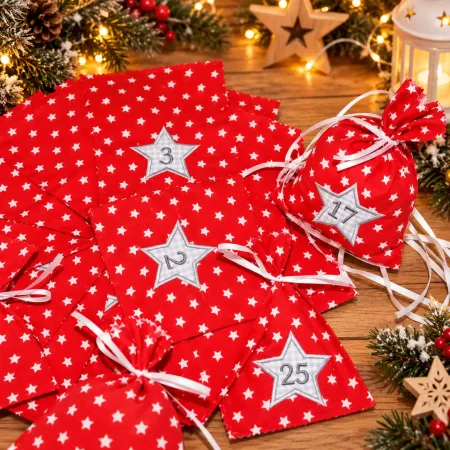 Adventskalender aus Stoff mit 25 roten Weihnachtssäckchen aus Baumwolle