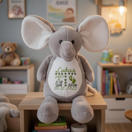 Personalisiertes Stofftier Elefant mit Name und Geburtsdaten auf dem Bauch bestickt
