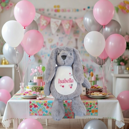 Stofftier Hase grau mit Name und Geburtsdaten auf dem Bauch bestickt