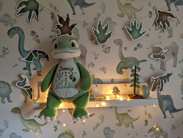Stofftier Dinosaurier mit Name und Geburtsdaten auf dem Bauch bestickt