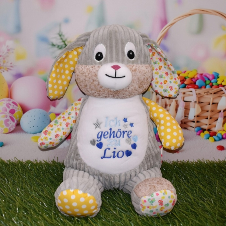 Stofftier Hase Motiv 11 mit Name und Geburtsdaten auf dem Bauch bestickt