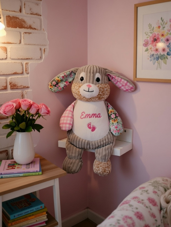 Stofftier Hase Motiv 8 mit Name und Geburtsdaten auf dem Bauch bestickt