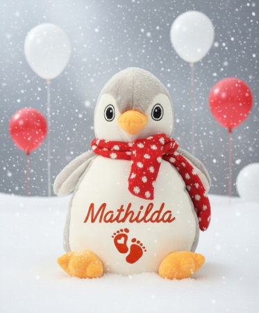 Stofftier Pinguin mit Name und Geburtsdaten auf dem Bauch bestickt