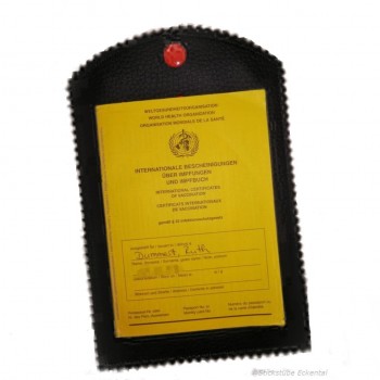 Preview: Impfpass passt problemlos rein.