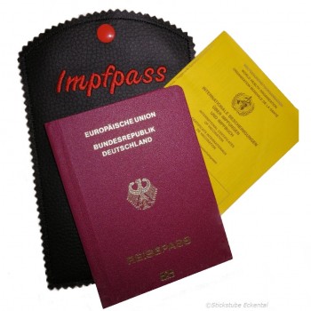 Preview: Reisepass und Impfpass passt beiden problemlos rein.