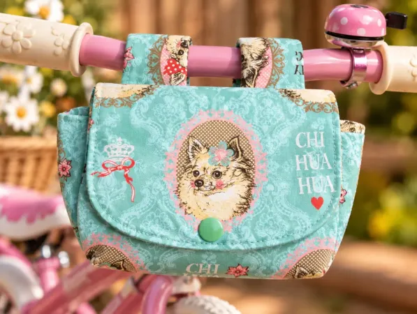 Türkise Kinder-Lenkertasche am rosa Fahrradlenker mit Chihuahua-Motiv