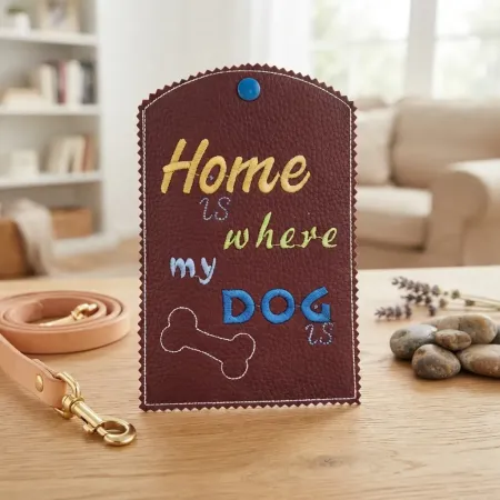Dunkelrote Heimtierausweis-Hülle Home is where my Dog is bestickt