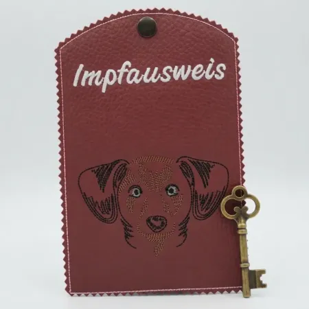 Dunkelrote Impfausweishülle Dackel Dachshund fertig bestickt