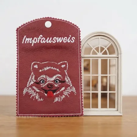 Dunkelrote Impfausweishülle Pomeranian fertig bestickt