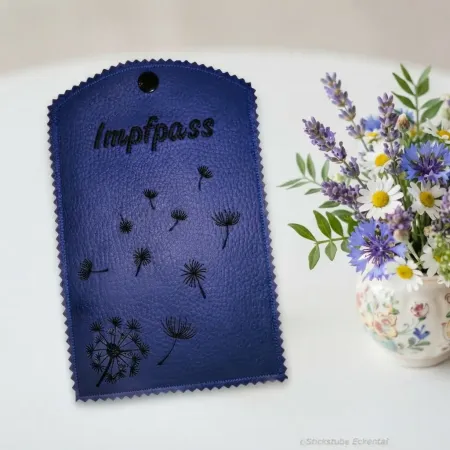 Dunkelblaue Impfausweishülle mit Pusteblumen und Druckknopf