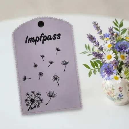 Weiße Impfausweishülle mit Pusteblumen fertig bestickt
