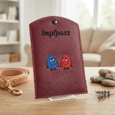 Dunkelrote Impfausweishülle mit Druckknopf