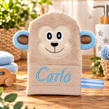 Waschhandschuh mit Affengesicht, hellblauen Ohren und blau gesticktem Namen Carlo
