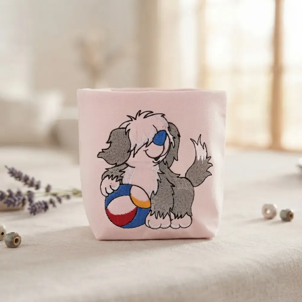 Bestickter Stoffkorb mit Hund und Ball aus Baumwolle