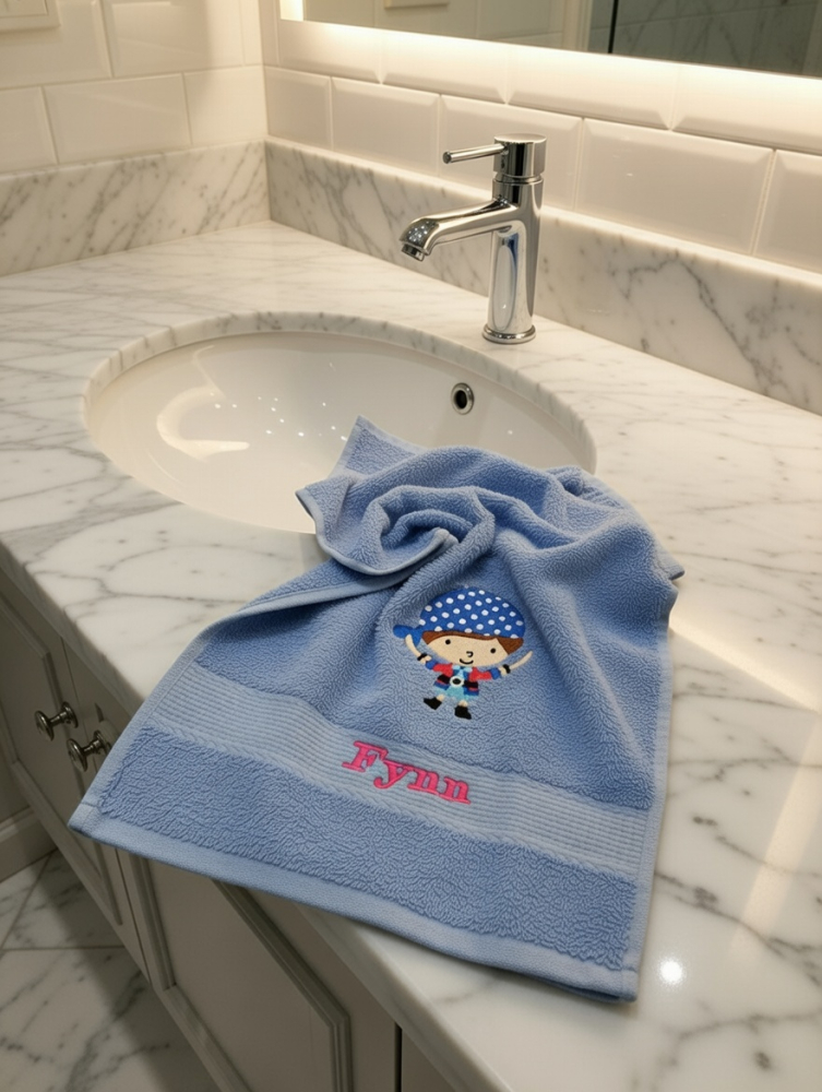 Handtuch Pirat mit zwei Dolchen